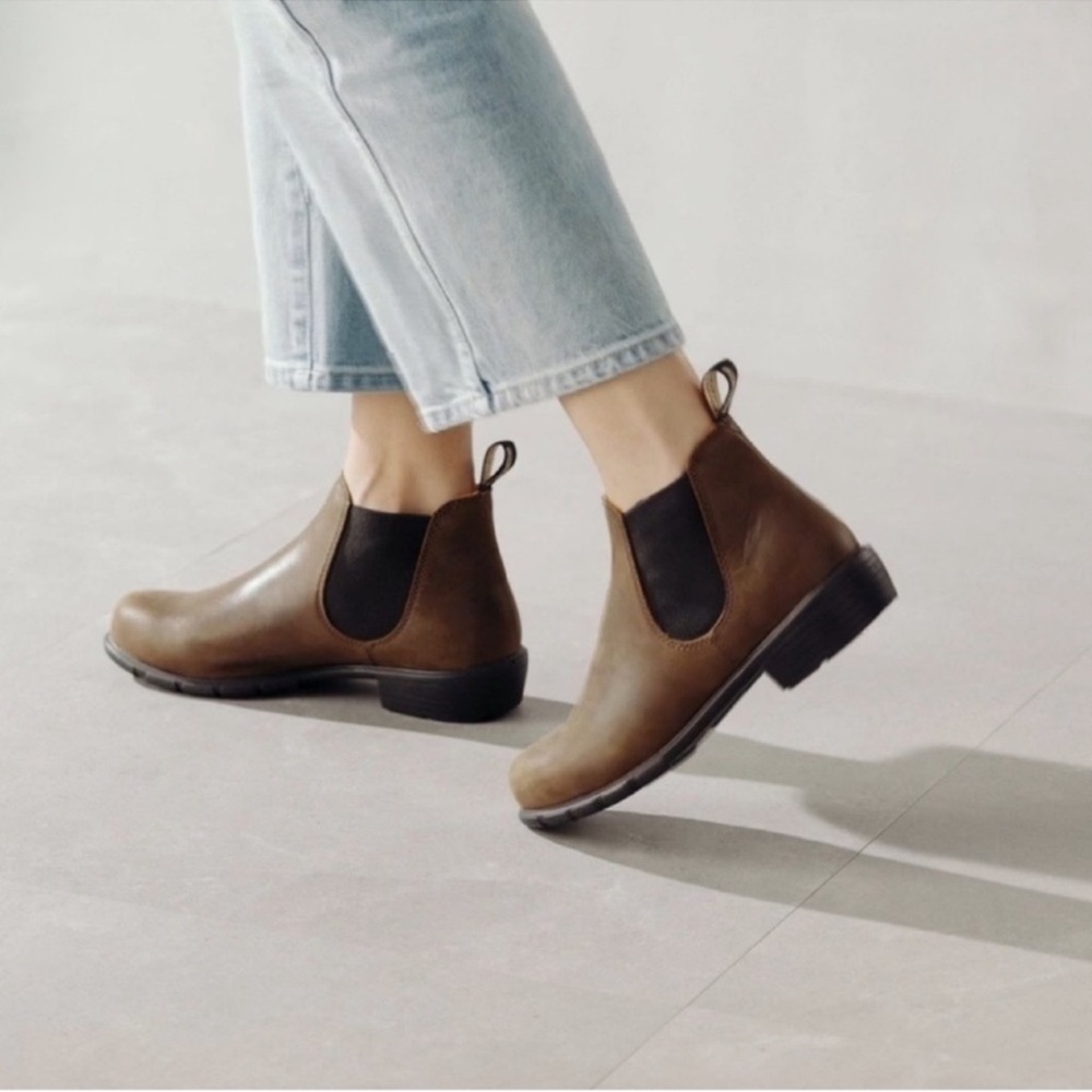 Blundstone 1970 Antique Brown Women’s Leather Chelsea Ankle Boots